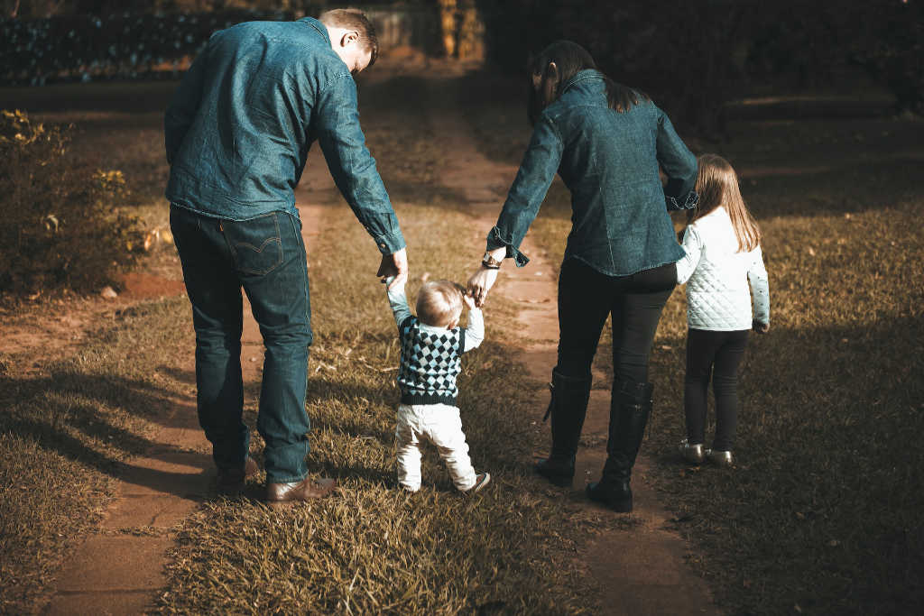 Mindful Parenting: Wie Achtsamkeit das Familienleben bereichert Mindful Parenting: Wie Achtsamkeit das Familienleben bereichert