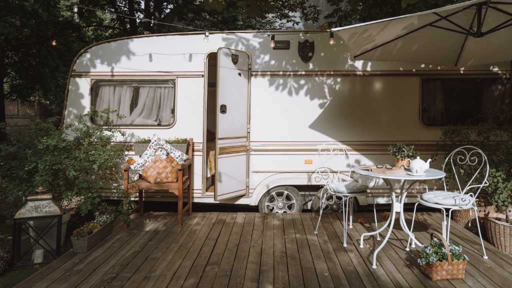 Wohnwagen Veranda - Wie du deinen Wohnwagen mit einer charmanten Veranda verschönerst und ihm eine persönliche Note verleihst Wohnwagen Veranda - Wie du deinen Wohnwagen mit einer charmanten Veranda verschönerst und ihm eine persönliche Note verleihst