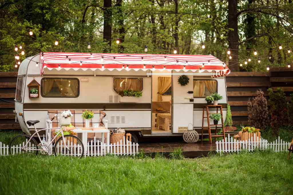 Wohnwagen Veranda - Wie du deinen Wohnwagen mit einer charmanten Veranda verschönerst und ihm eine persönliche Note verleihst Wohnwagen Veranda - Wie du deinen Wohnwagen mit einer charmanten Veranda verschönerst und ihm eine persönliche Note verleihst